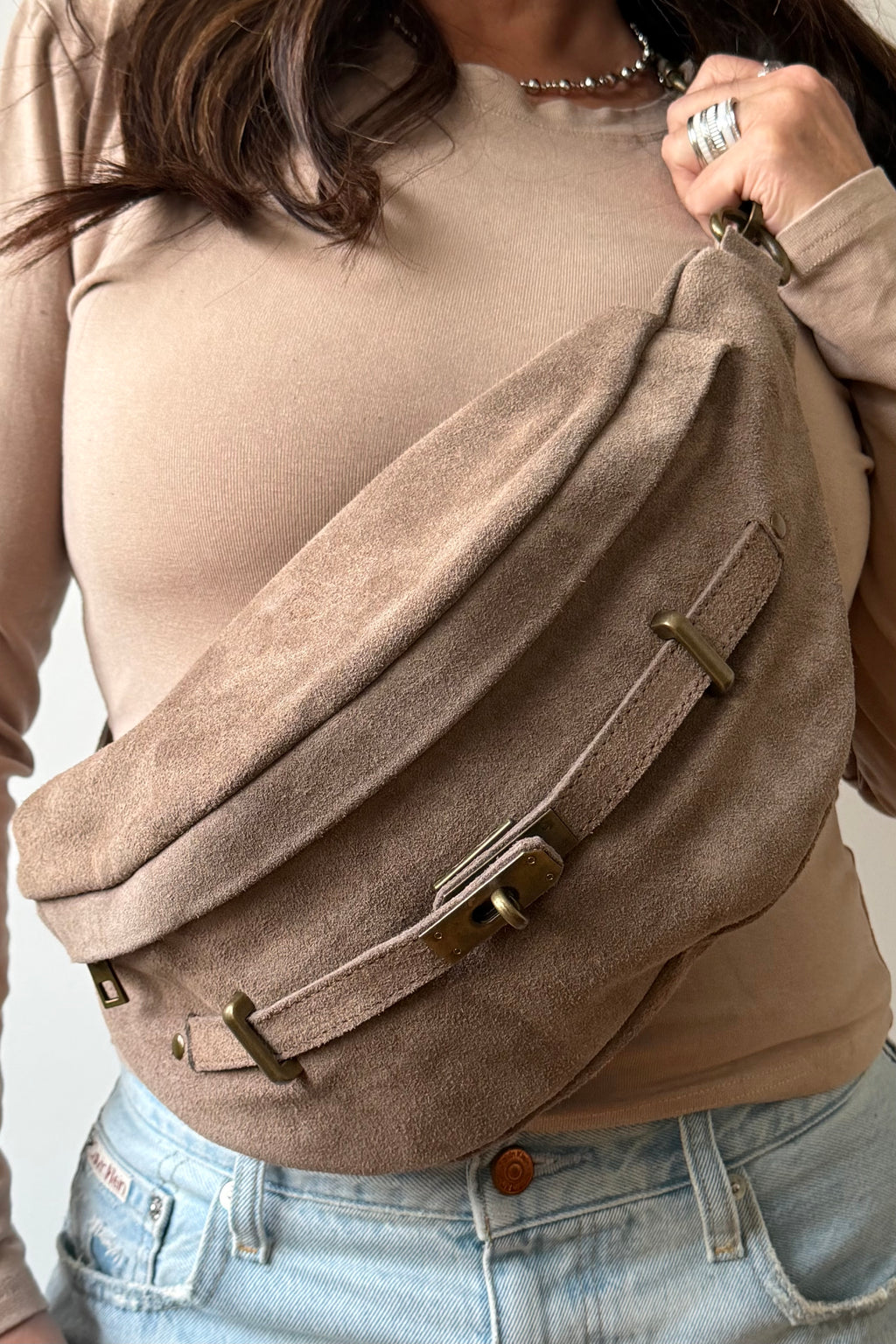 Sac banane grand format en cuir daim italien à boucle – AZURE