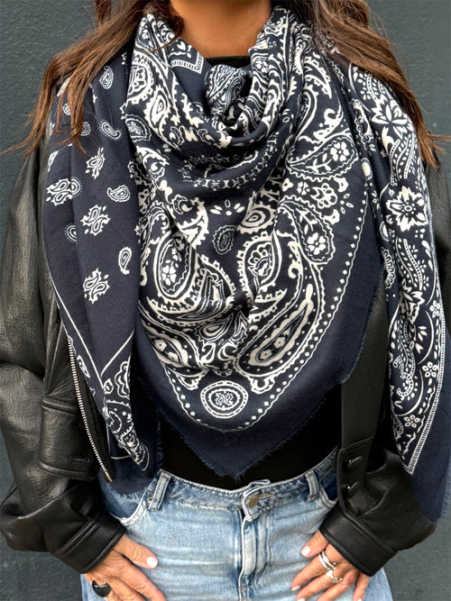 Foulard bandana oversize 140x140 cm – 80% viscose 20% laine.         Dernières pièces en stock → profitez de la promo avant rupture !