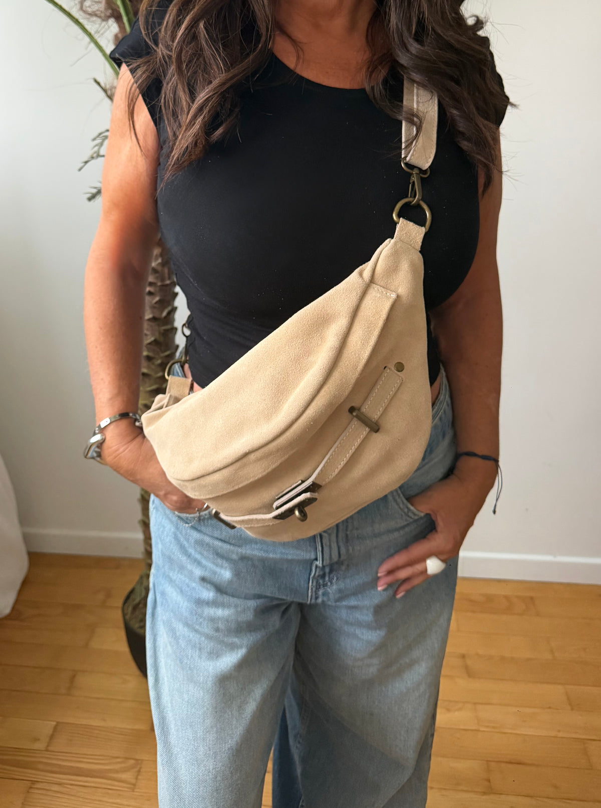 Sac banane grand format en cuir daim italien à boucle – AZURE
