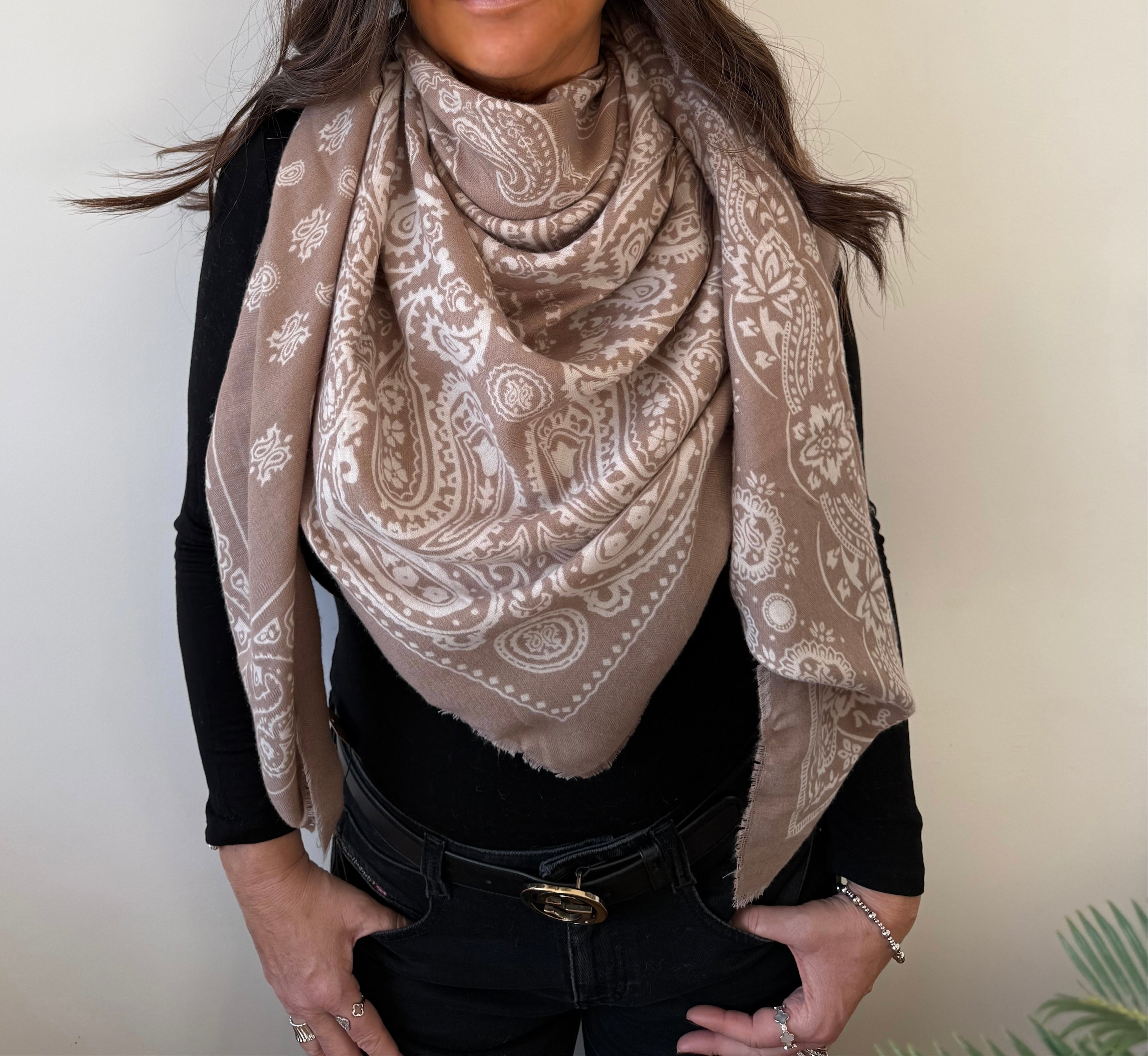 Foulard bandana oversize 140x140 cm – 80% viscose 20% laine.         Dernières pièces en stock → profitez de la promo avant rupture !