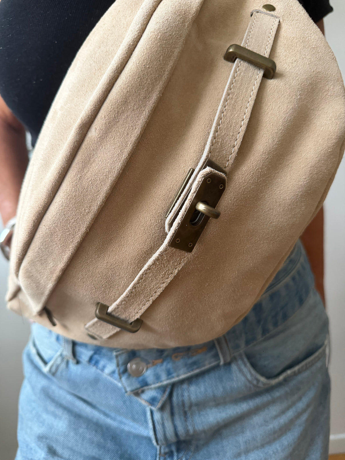 Sac banane grand format en cuir daim italien à boucle – AZURE