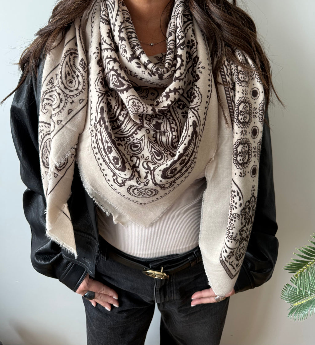 Foulard bandana oversize 140x140 cm – 80% viscose 20% laine.         Dernières pièces en stock → profitez de la promo avant rupture !