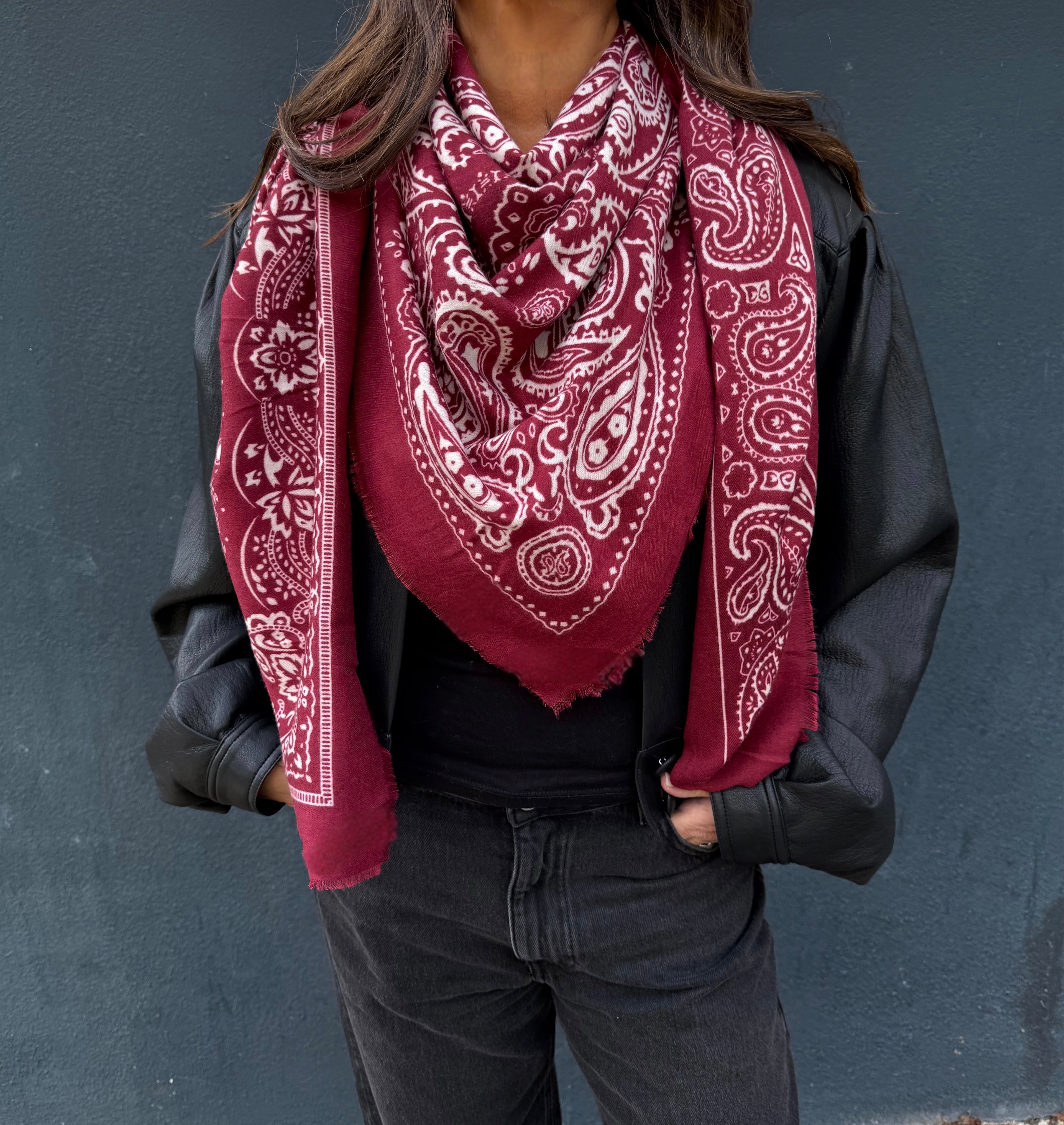 Foulard bandana oversize 140x140 cm – 80% viscose 20% laine.         Dernières pièces en stock → profitez de la promo avant rupture !