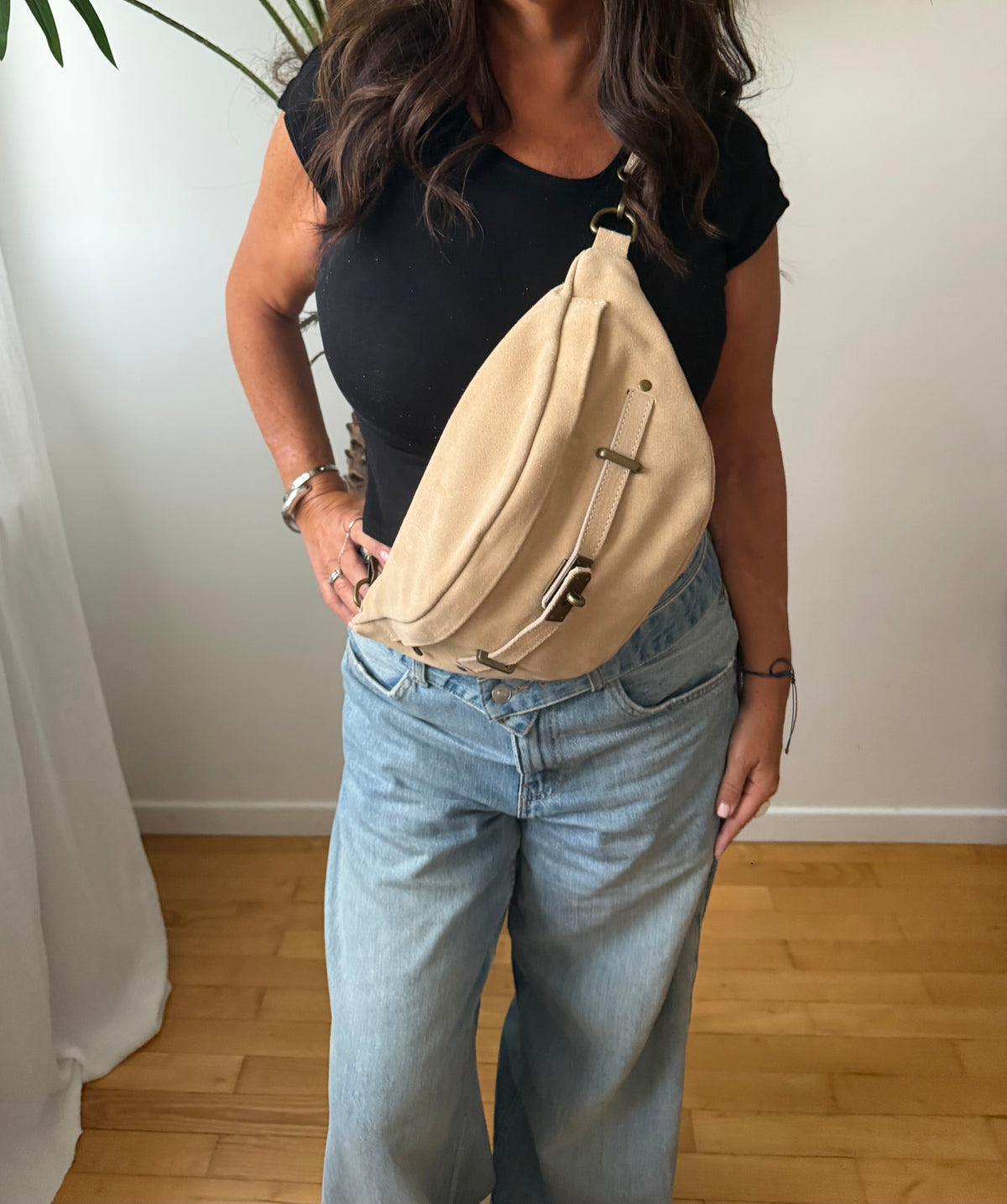 Sac banane grand format en cuir daim italien à boucle – AZURE