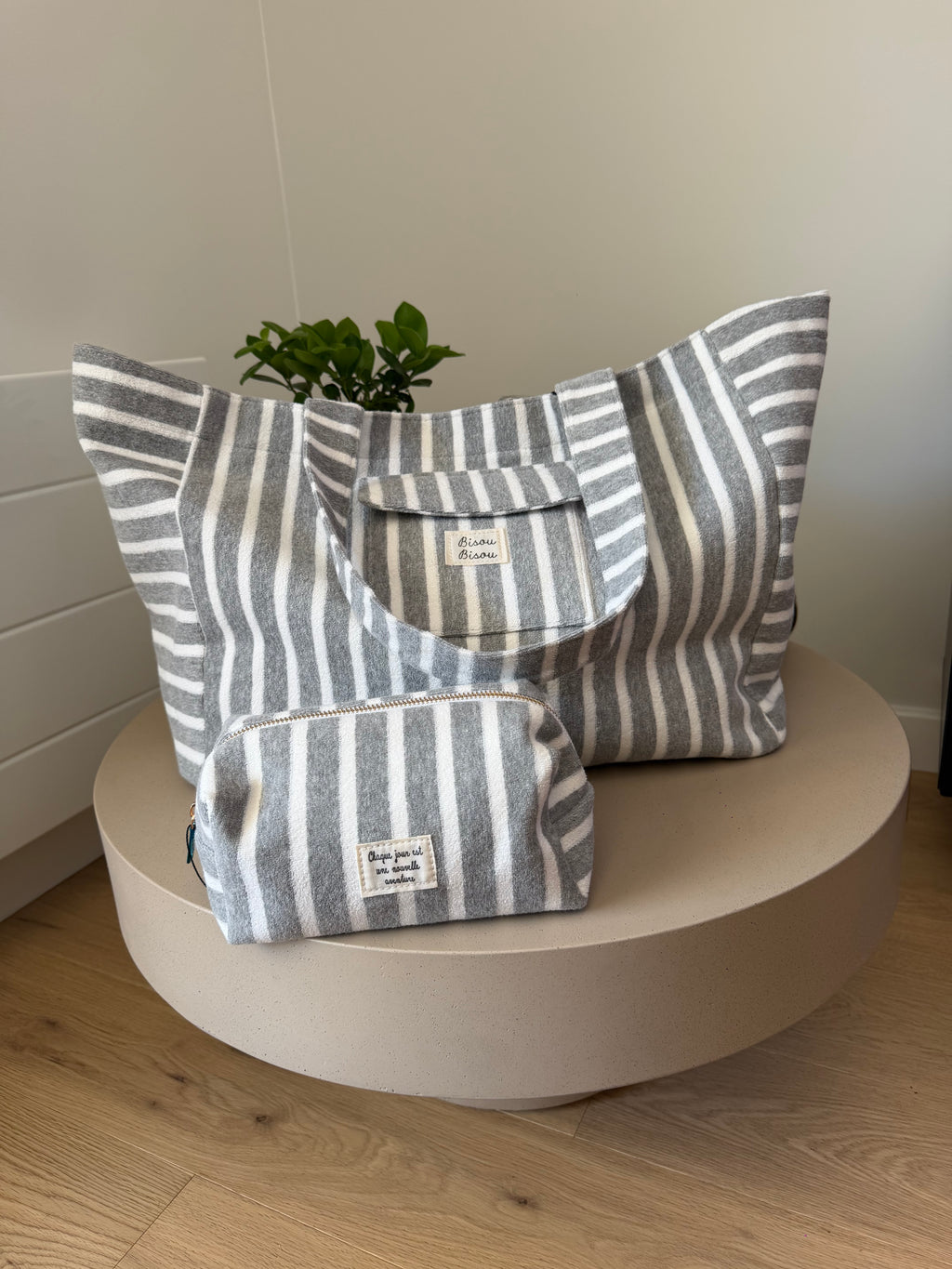 Grand sac cabas en éponge rayé + pochette assortie