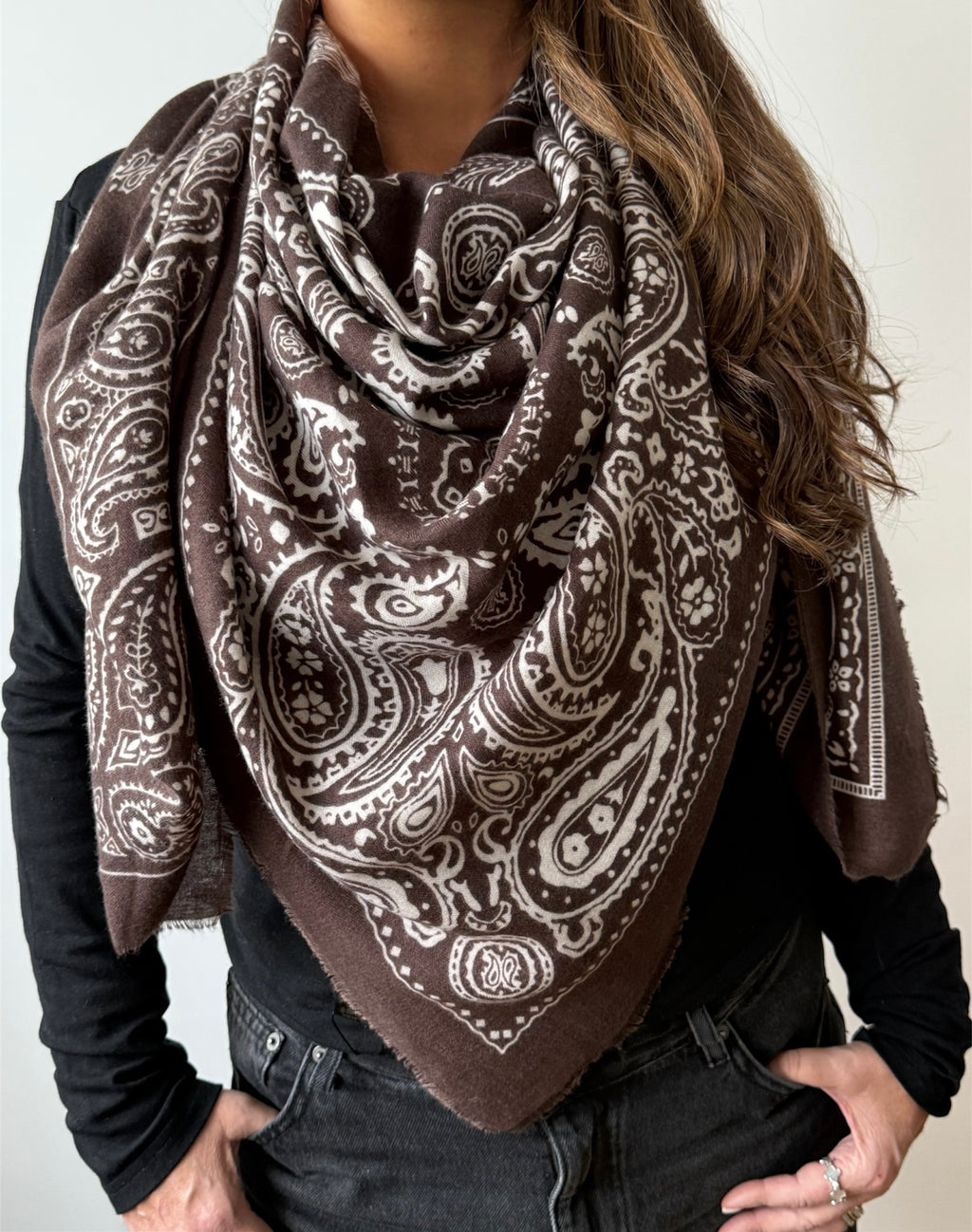 Foulard bandana oversize 140x140 cm – 80% viscose 20% laine.         Dernières pièces en stock → profitez de la promo avant rupture !