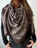 Foulard bandana oversize 140x140 cm – 80% viscose 20% laine.         Dernières pièces en stock → profitez de la promo avant rupture !