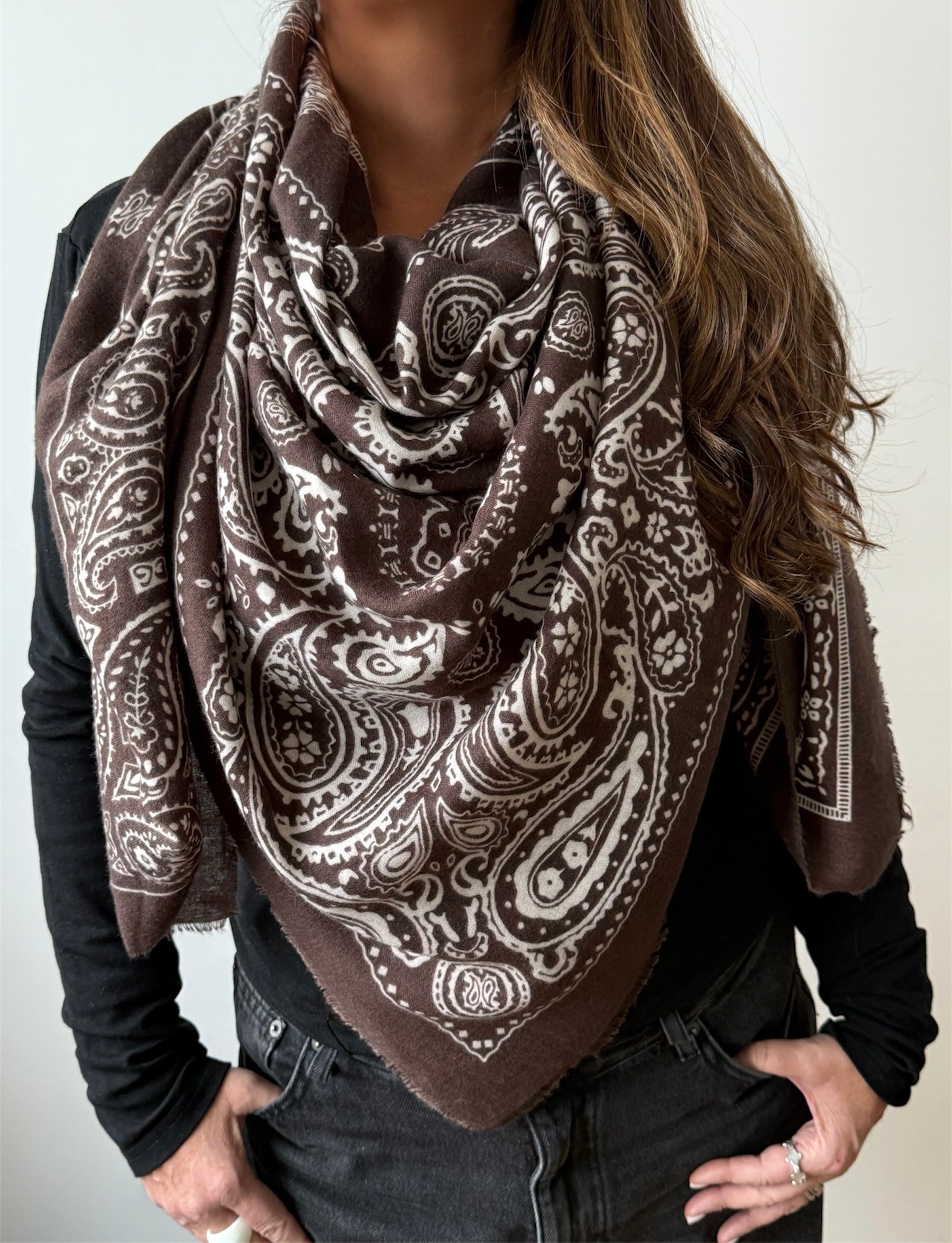 Foulard bandana oversize 140x140 cm – 80% viscose 20% laine.         Dernières pièces en stock → profitez de la promo avant rupture !