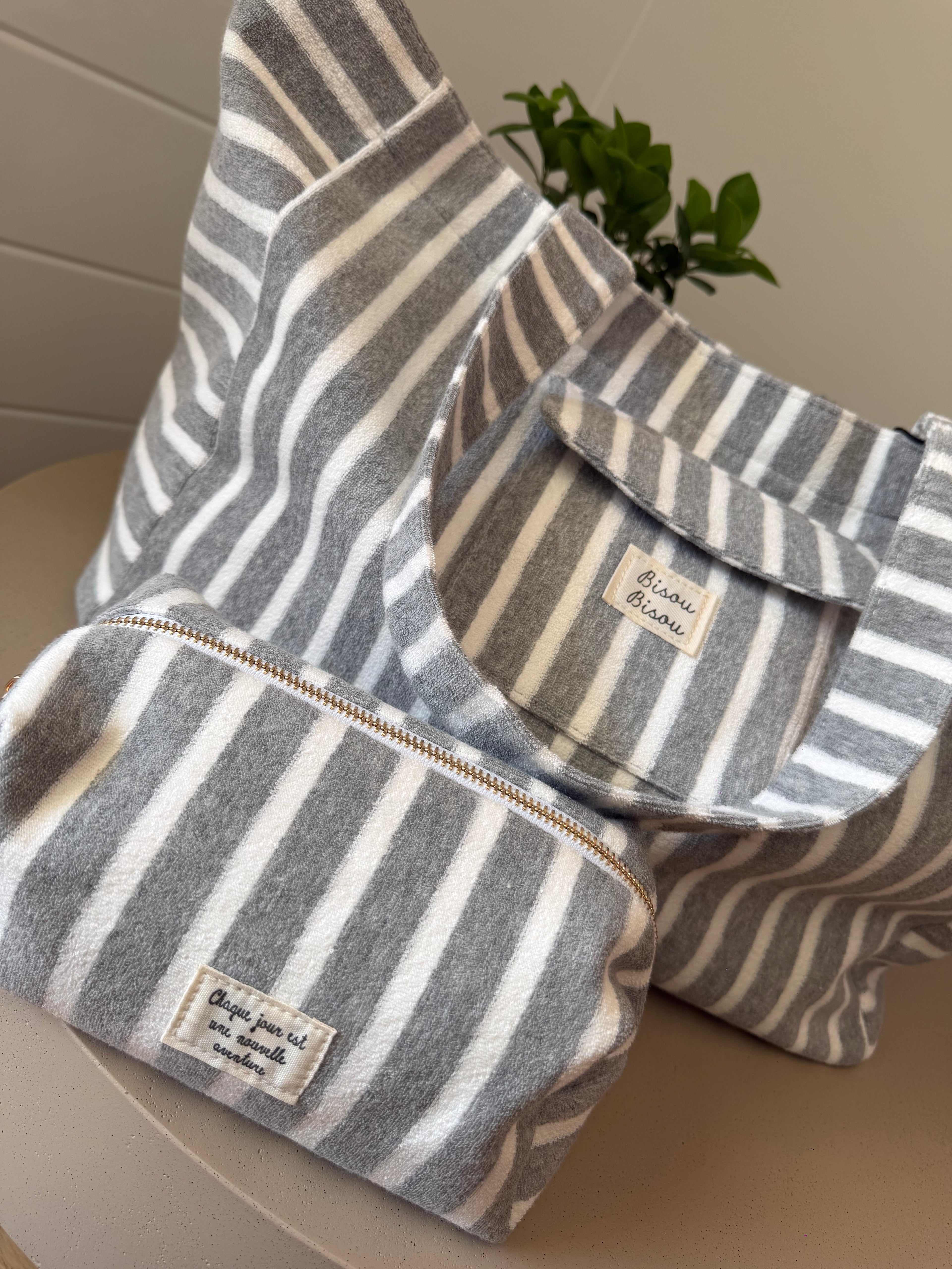 Grand sac cabas en éponge rayé + pochette assortie