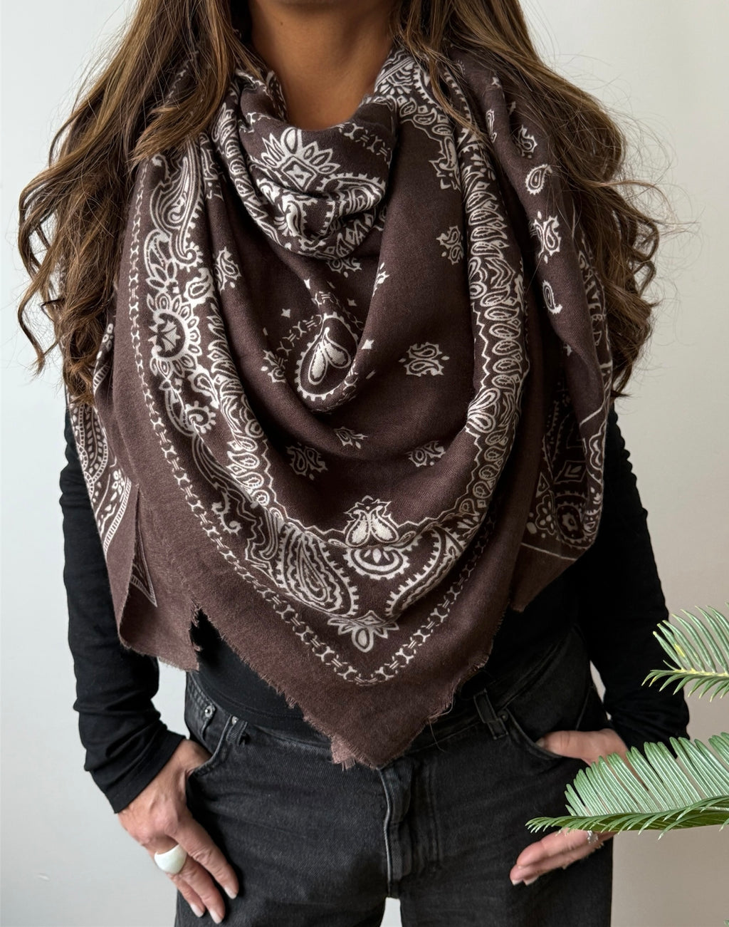 Foulard bandana oversize 140x140 cm – 80% viscose 20% laine.         Dernières pièces en stock → profitez de la promo avant rupture !