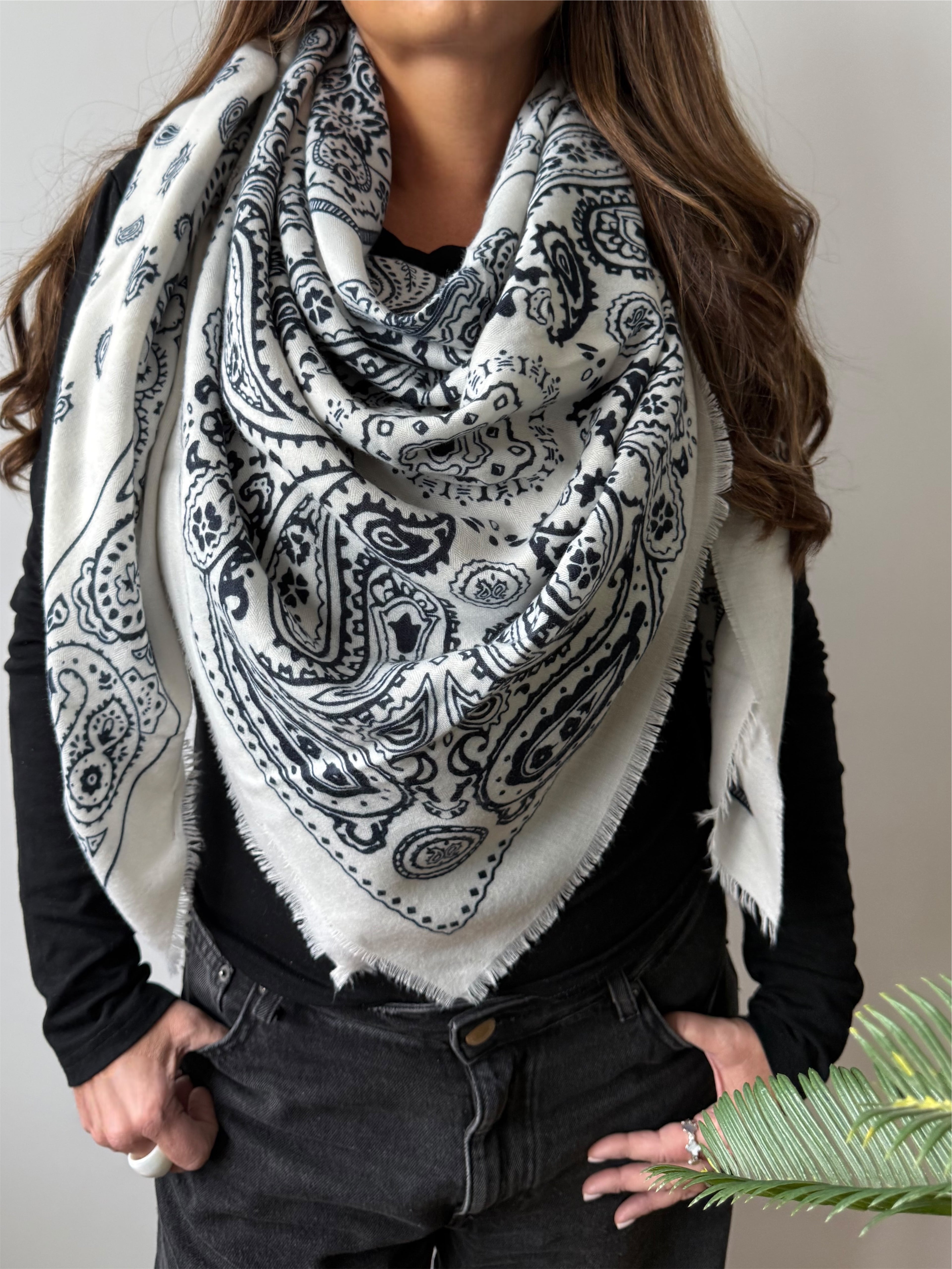 Foulard bandana oversize 140x140 cm – 80% viscose 20% laine.         Dernières pièces en stock → profitez de la promo avant rupture !