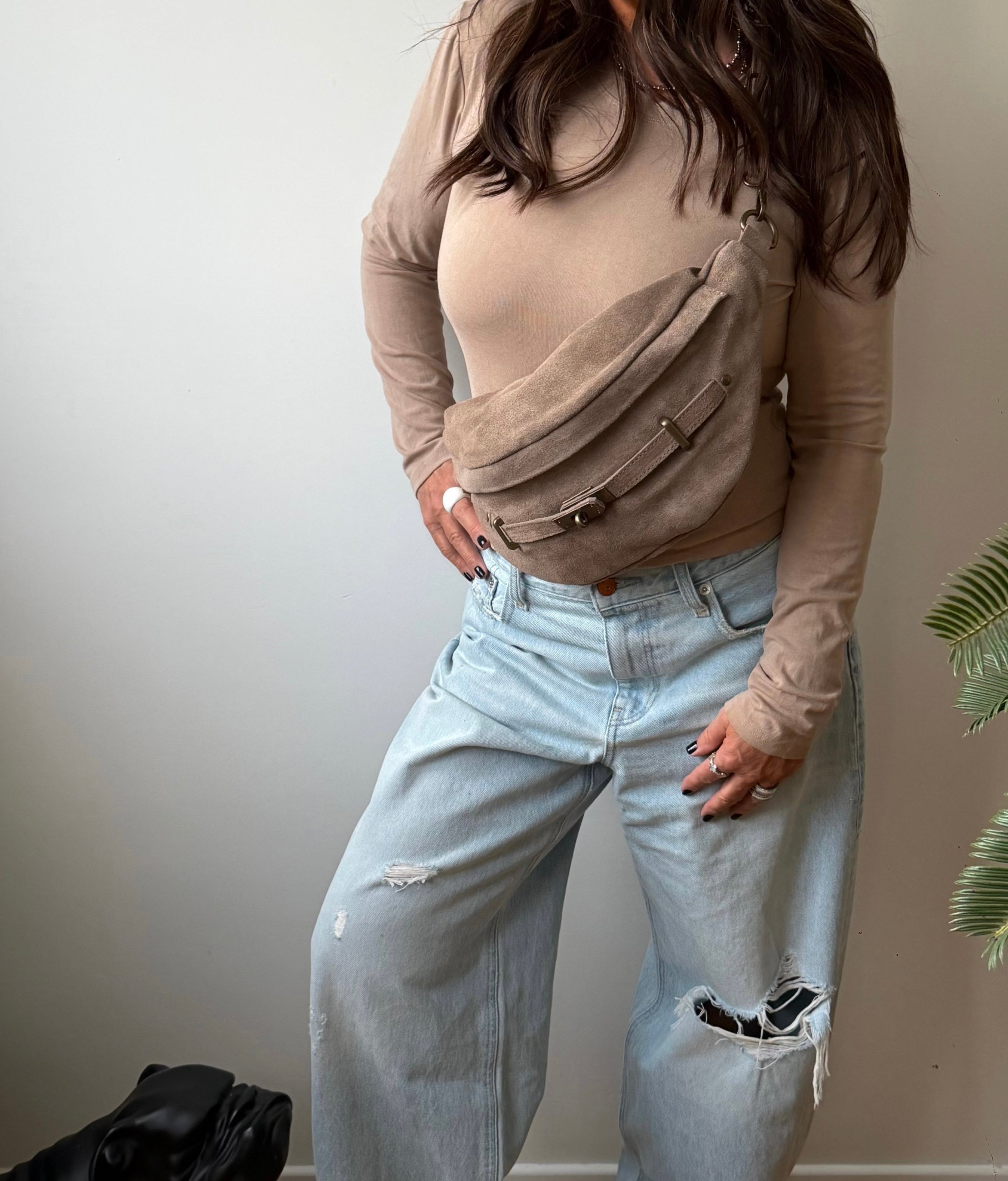 Sac banane grand format en cuir daim italien à boucle – AZURE