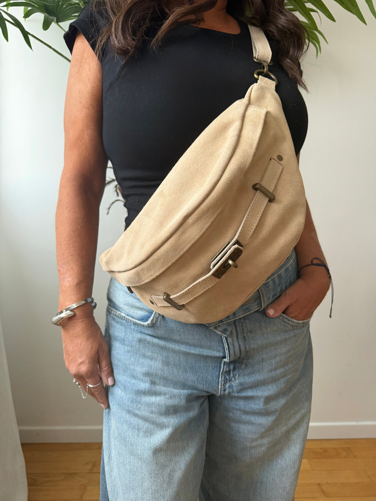 Sac banane grand format en cuir daim italien à boucle – AZURE
