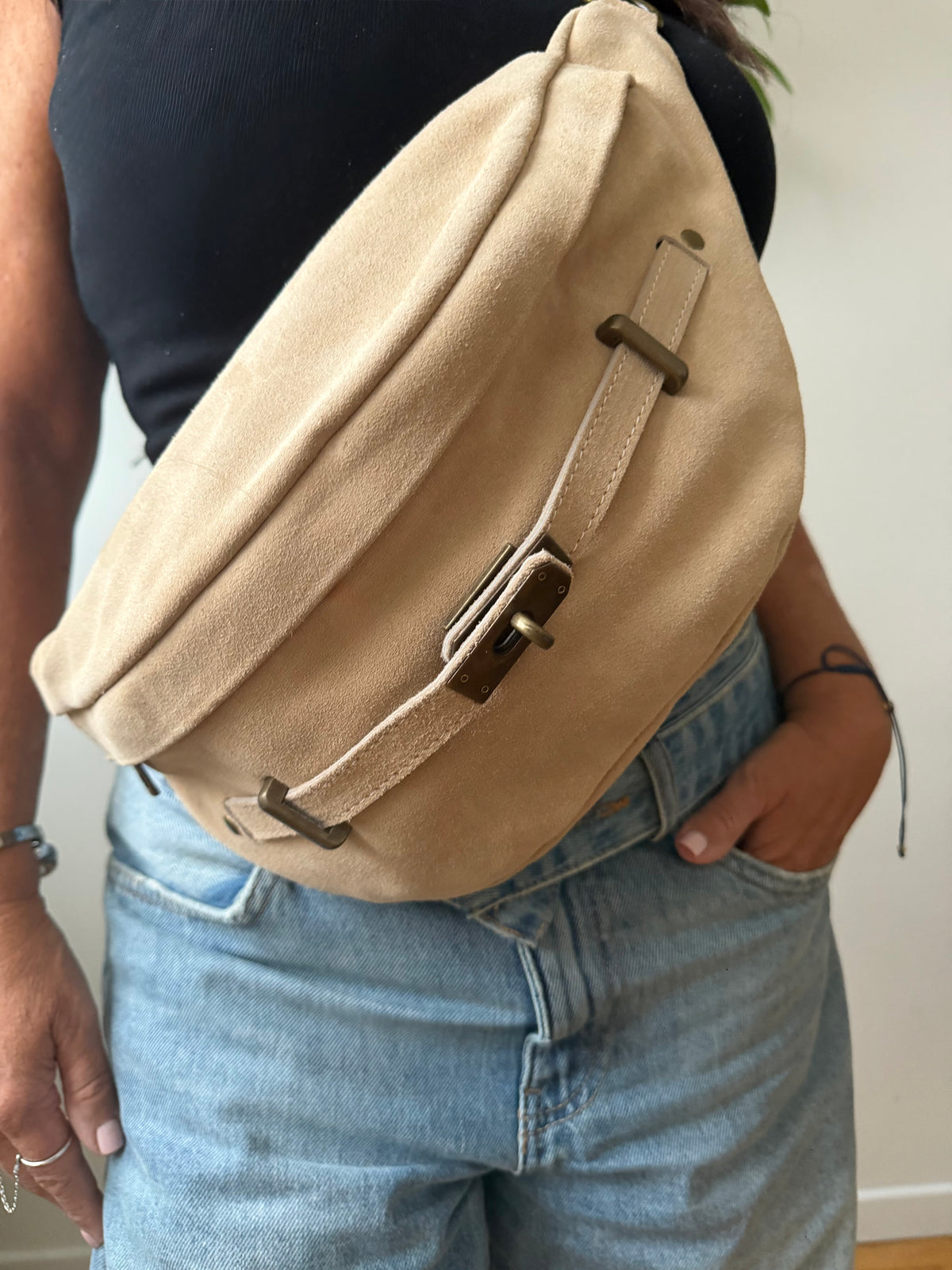 Sac banane grand format en cuir daim italien à boucle – AZURE