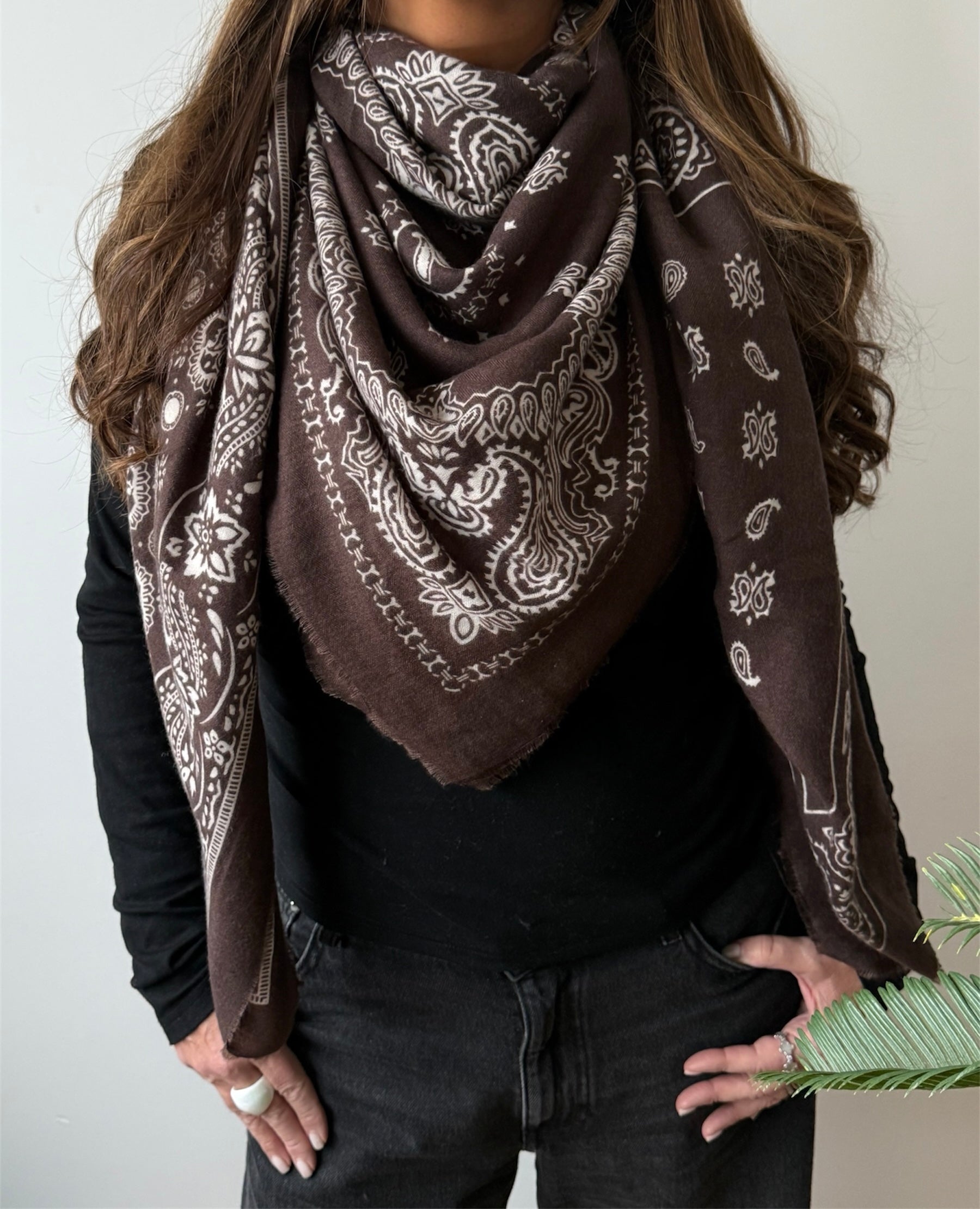 Foulard bandana oversize 140x140 cm – 80% viscose 20% laine.         Dernières pièces en stock → profitez de la promo avant rupture !