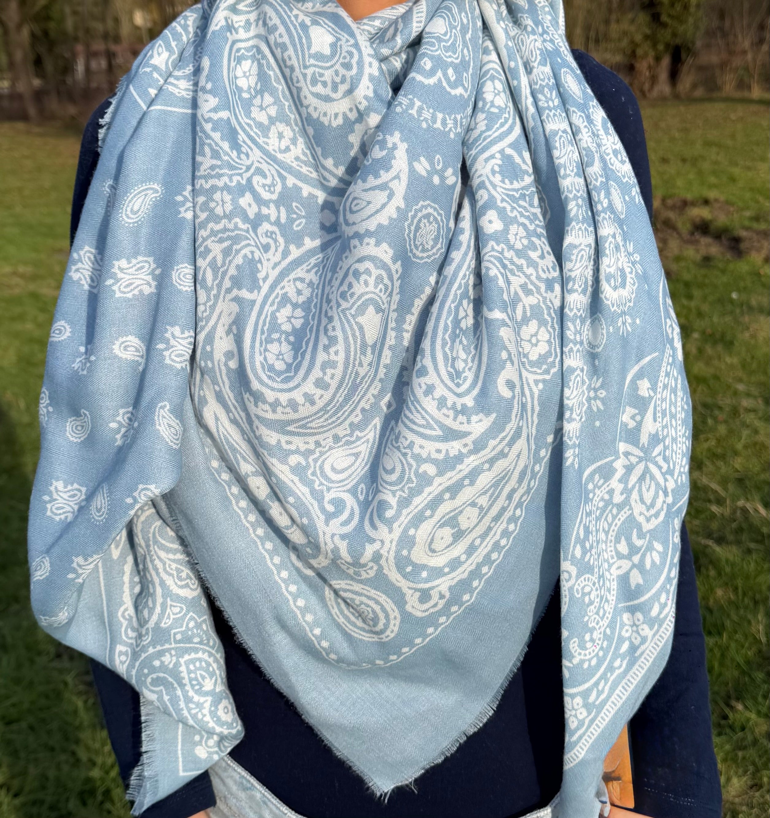 Foulard bandana oversize 140x140 cm – 80% viscose 20% laine.         Dernières pièces en stock → profitez de la promo avant rupture !