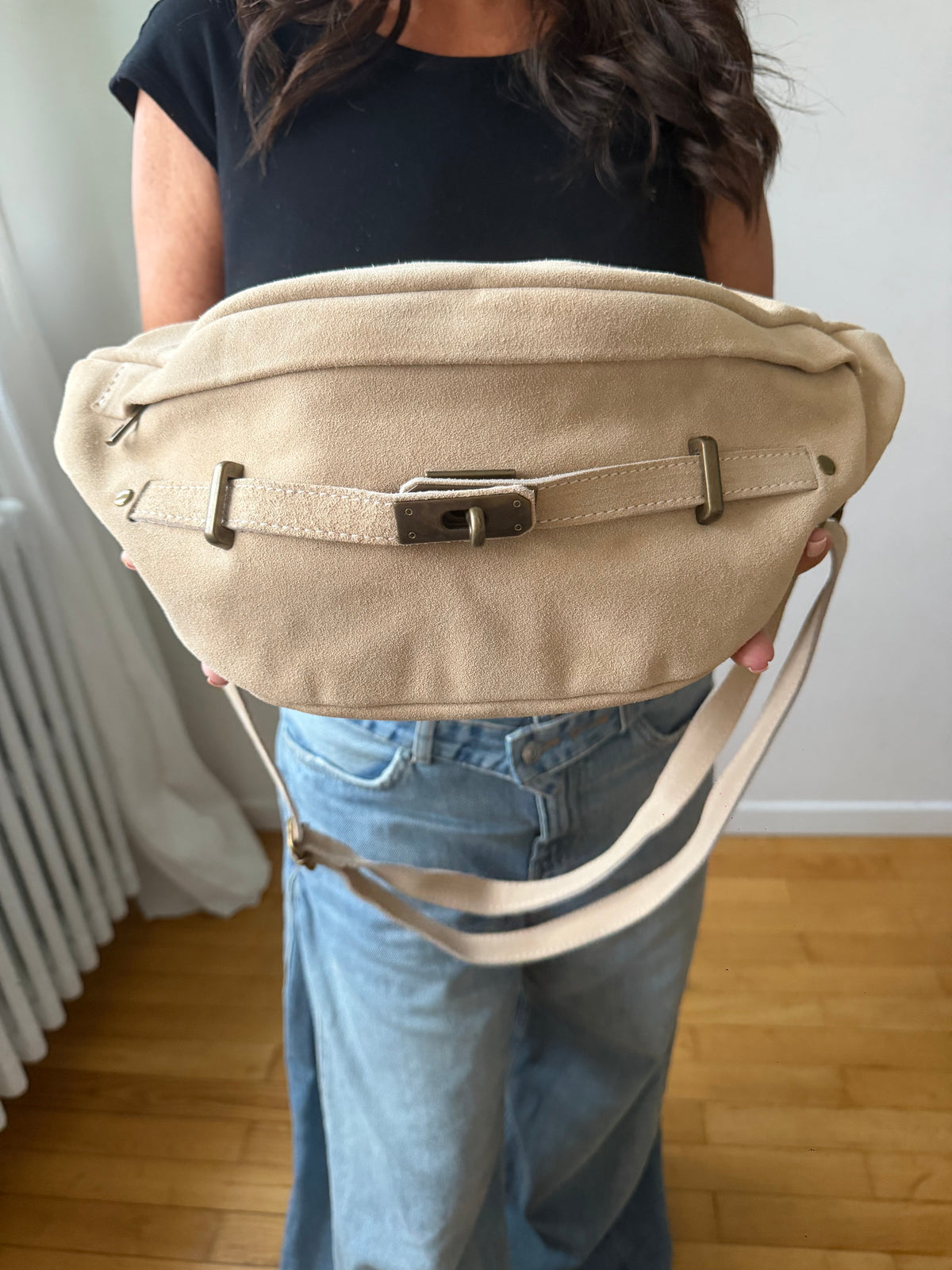 Sac banane grand format en cuir daim italien à boucle – AZURE