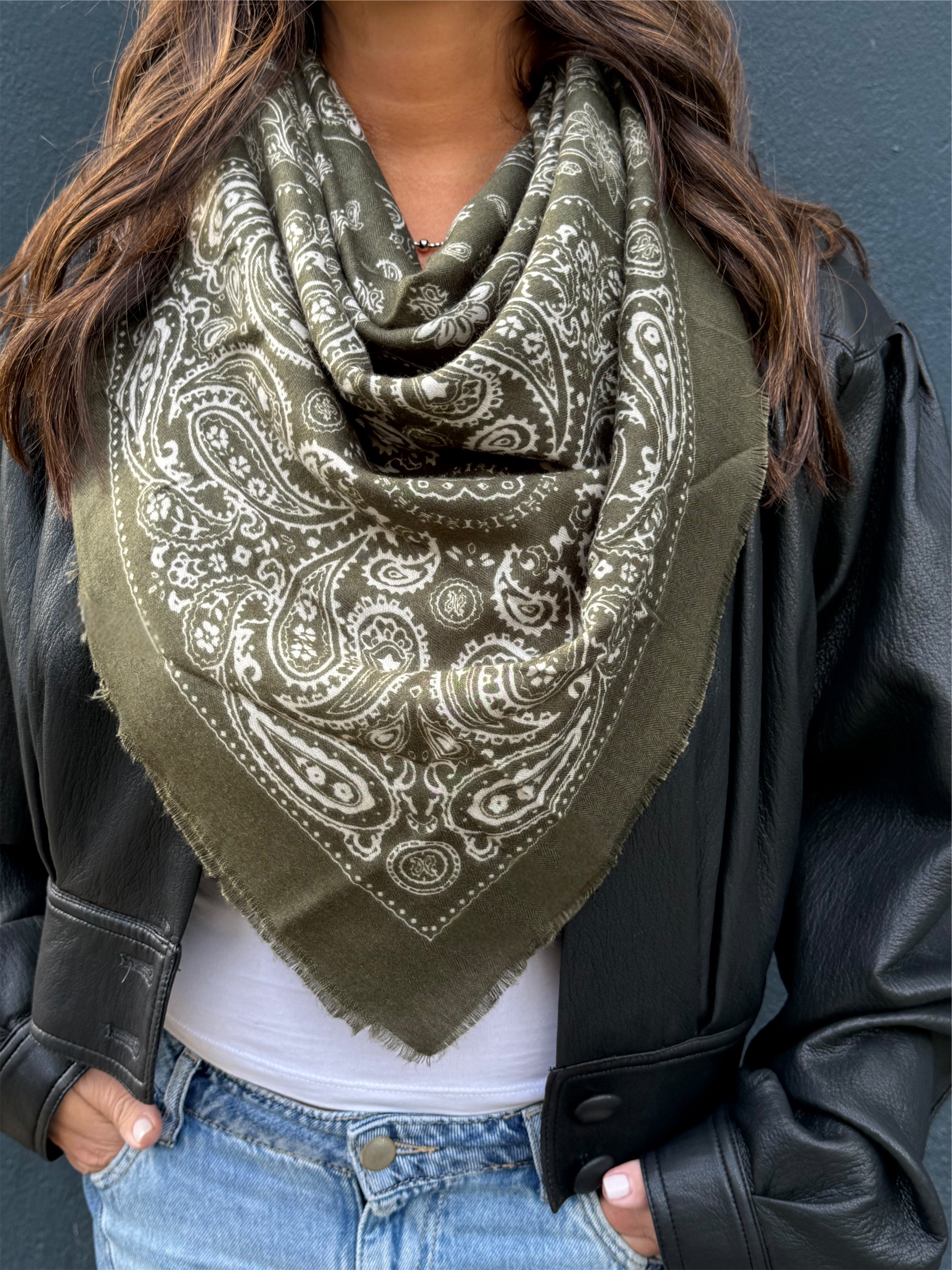 Foulard bandana oversize 140x140 cm – 80% viscose 20% laine.         Dernières pièces en stock → profitez de la promo avant rupture !