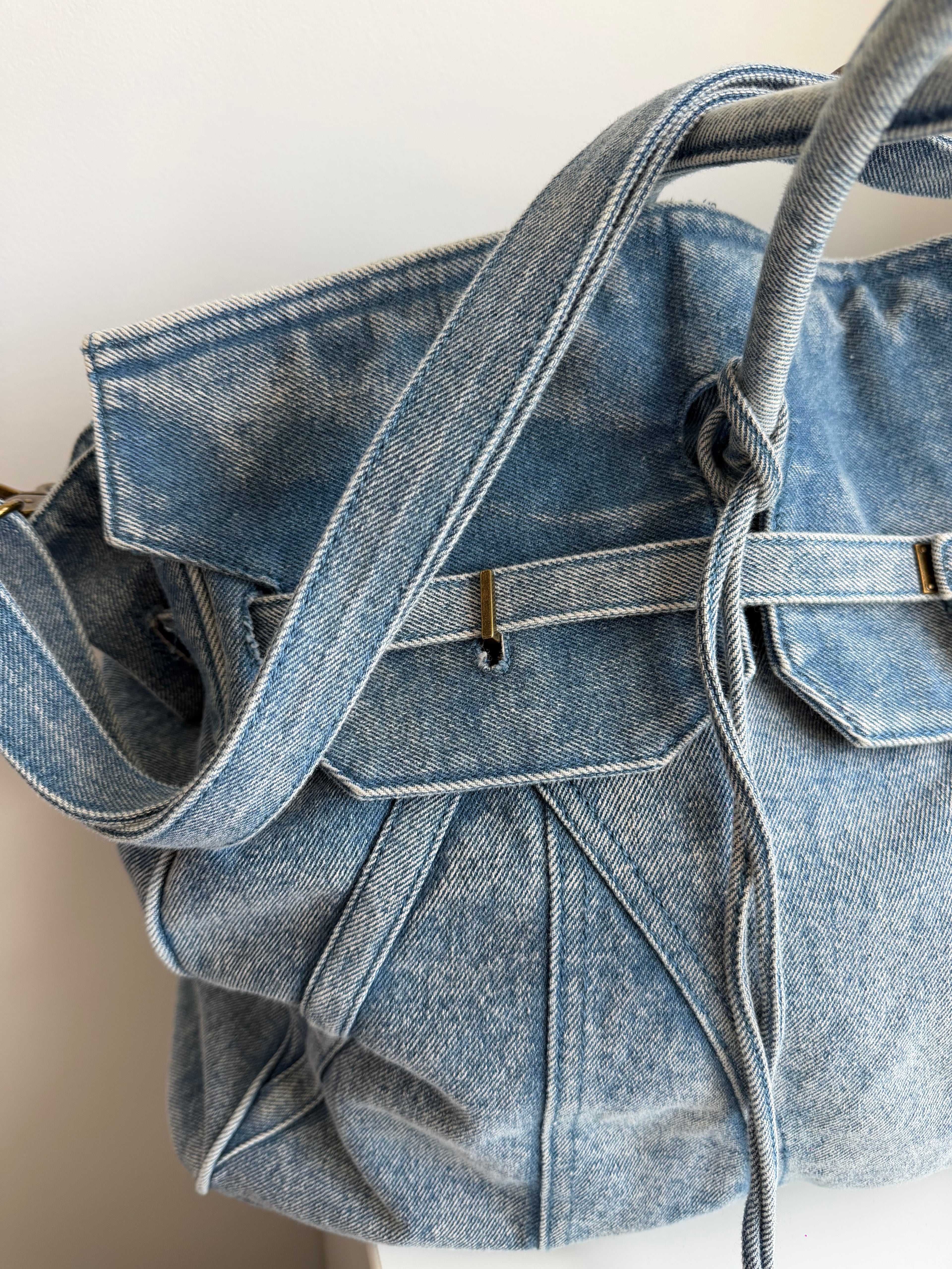 Sac Léonie en jean – Grand sac avec bandoulière réglable et cadenas