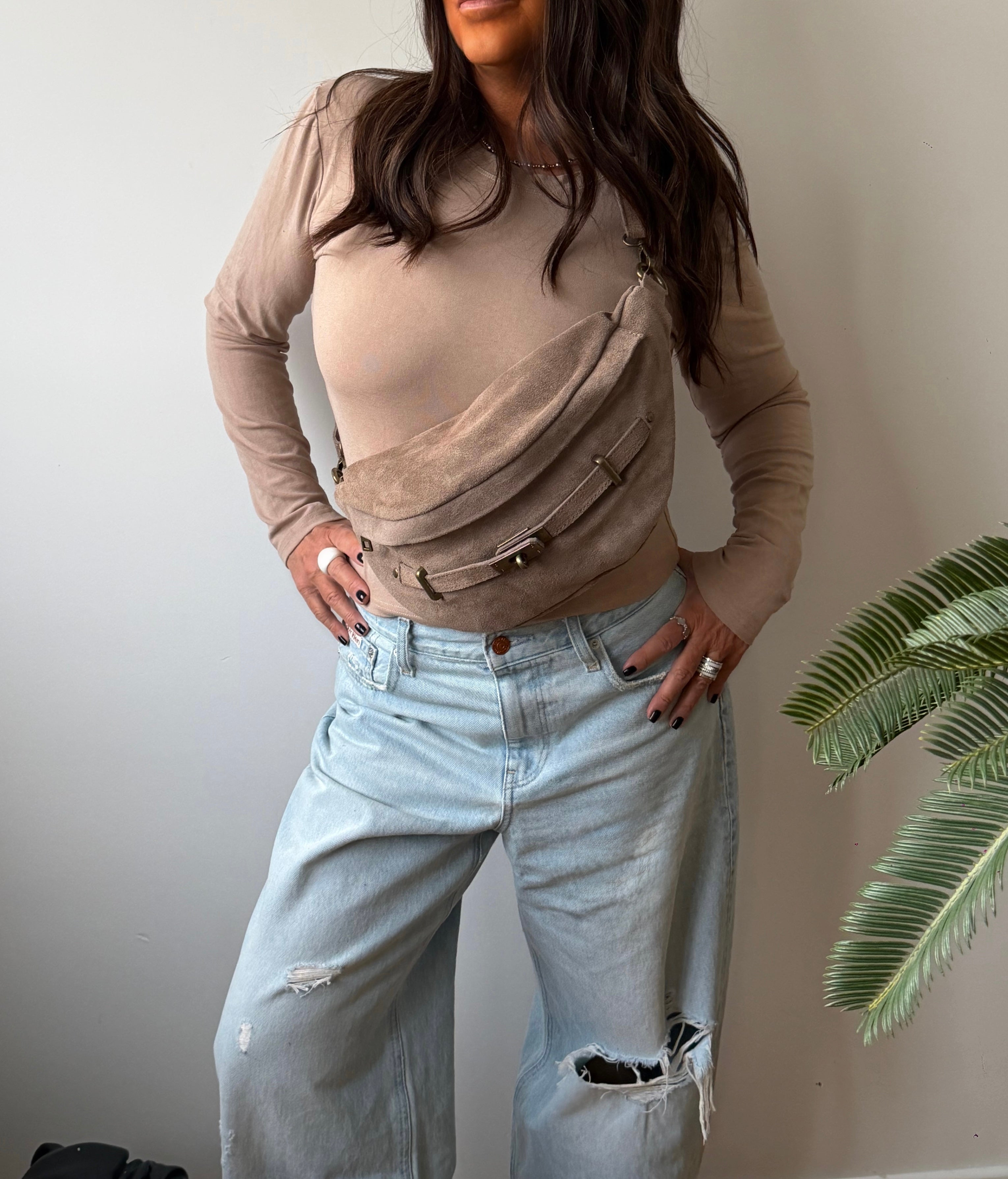 Sac banane grand format en cuir daim italien à boucle – AZURE