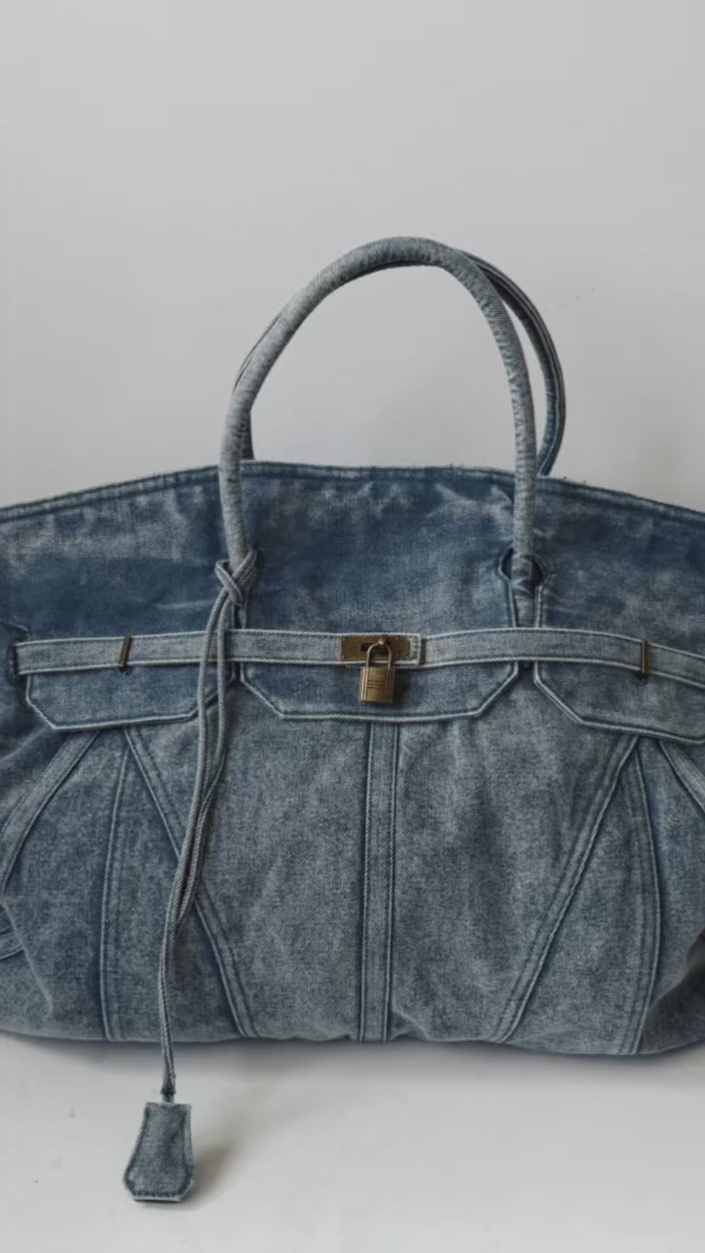 Sac Léonie en jean – Grand sac avec bandoulière réglable et cadenas